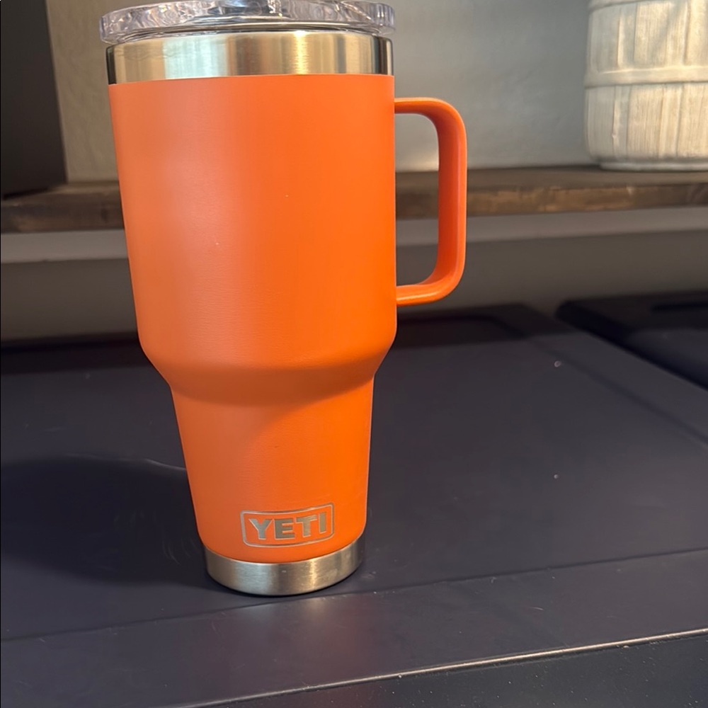 Yeti tumbler with screw on lid